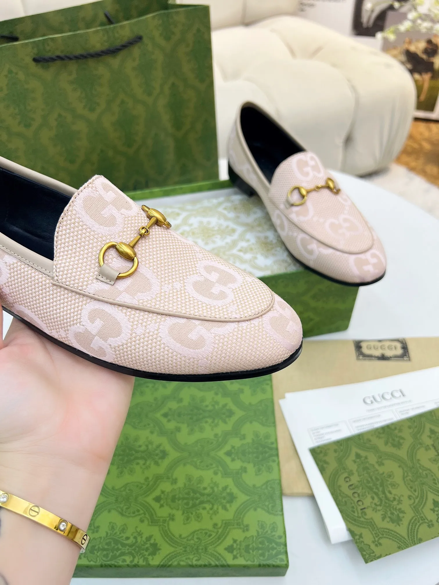👟👟Ex-factory price 400👟👟 Genuine leather sole +50 Men +20 GUCCI's latest fabric, double G side, electric embroidered large double G, chasing fashion, special matching, worth owning, super comfortable on the feet, generous and decent. Heel height 2Cm. Multiple colors to choose from: sizes 35-42, the picture above is a big seller. Male 38-46